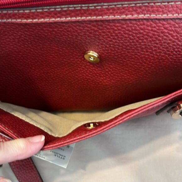 NWT First Issue red pebbled faux leather bag 1 inside & outside pocket zip close - Picture 5 of 13